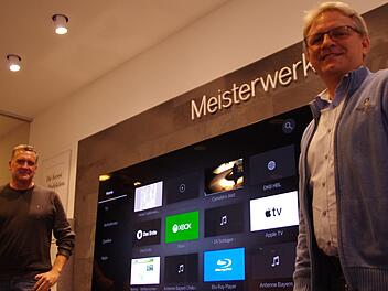 Die langjährigen Mitarbeiter Detlef Dawel (l.) und Andreas Bauer sind froh, wieder bei Loewe an Bord zu sein. Foto: Marco Meißner