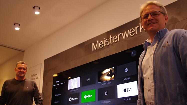 Die langjährigen Mitarbeiter Detlef Dawel (l.) und Andreas Bauer sind froh, wieder bei Loewe an Bord zu sein. Foto: Marco Meißner