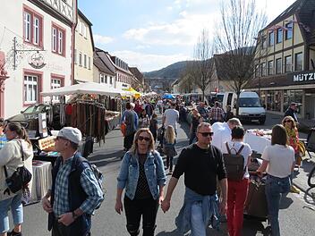 Die Besucher genossen sichtlich, im strahlenden Sonnenschein unterwegs zu sein.