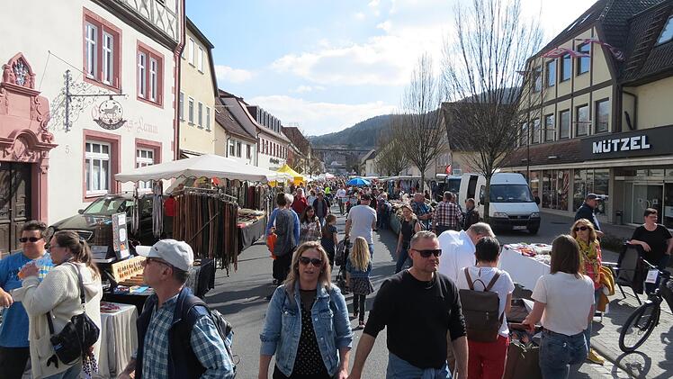Die Besucher genossen sichtlich, im strahlenden Sonnenschein unterwegs zu sein.