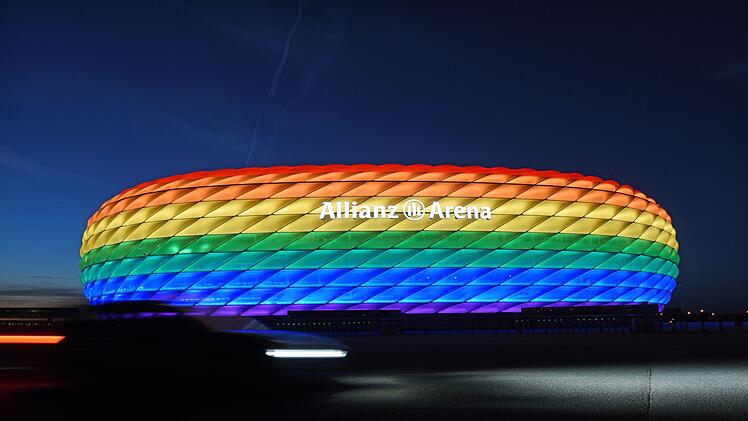 Allianz Arena in Regenbogenfarben