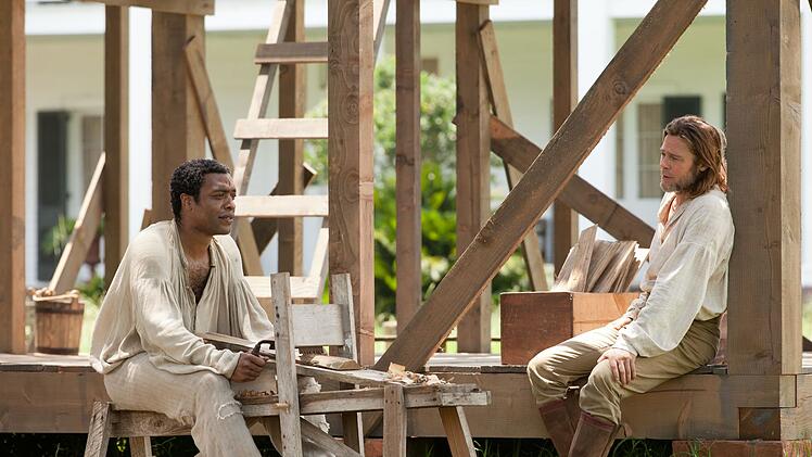 Die Begegnung mit dem kanadischen Zimmermann Samuel Bass (Brad Pitt, rechts) weckt in Solomon Northup (Chiwetel Ejiofor) Hoffnungen.