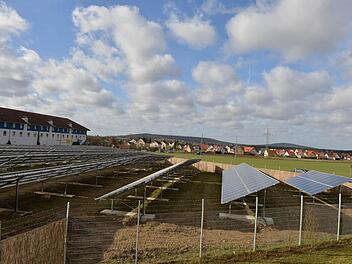 Eine Freiflächen-Photovoltaikanlage entstand auf der ehemaligen Mülldeponie am Ortsrand von Hirschaid: Geplant sind weitere Freiflächen-Photovoltaikanlagen an der Ostseite der Autobahn, nördlich und südlich der Kreisstraße nach Seigendorf.  Foto: Ronald Rinklef