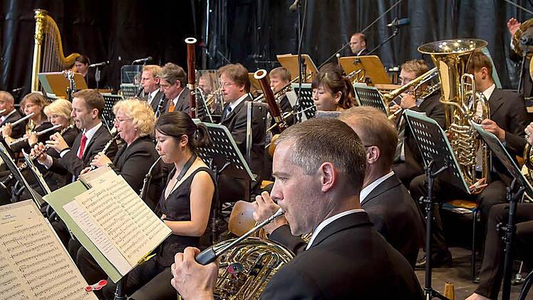 Blick auf das Podium mit dem Philharmonoischen Orchester Landestheater Coburg.