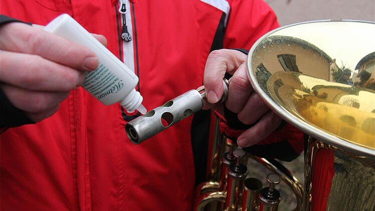 Wegen der Kälte: Die Ventile des Euphoniums regelmäßig geölt werden.