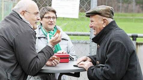 Freien Eintritt erhält der 95-jährige Giecher Jakob Schumann (r.), der von den Kassierern Georg Raab (l.) und Silke Gabler eingelassen wird.