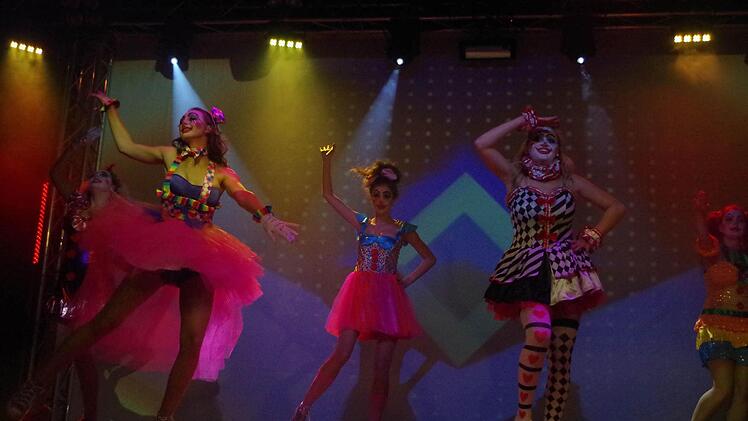 Die "Stoudtmala" begeisterten mit ihrem Tanz als knallbunte Clowns und sorgten für ein Highlight beim 24. Teuschnitzer Büttenabend in der ausverkauften Schulturnhalle.  Foto: privat