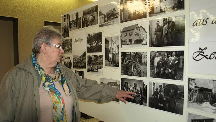 Roswitha Dressel findet viele ihrer alten Bilder in der Ausstellung wieder, besonders die rund um "die Süßa". Foto: Susanne Deuerling