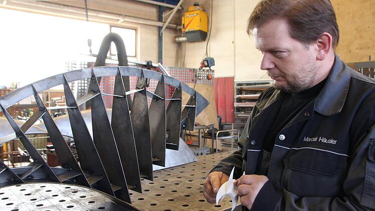 Metallbauer Marcel Häusler fertigt die Skulptur nach den Plänen von Malte Meinck Foto: Benedikt Borst