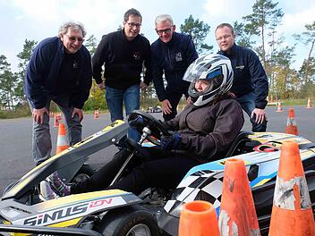 Anne Lehmann fährt gerne in dem E-Kart. Sie wird bewundert von Bernhard Fleischmann, Ralf Deinlein, Ludwig Heining und Sebastian Schelchshorn.  Gerd Schaar