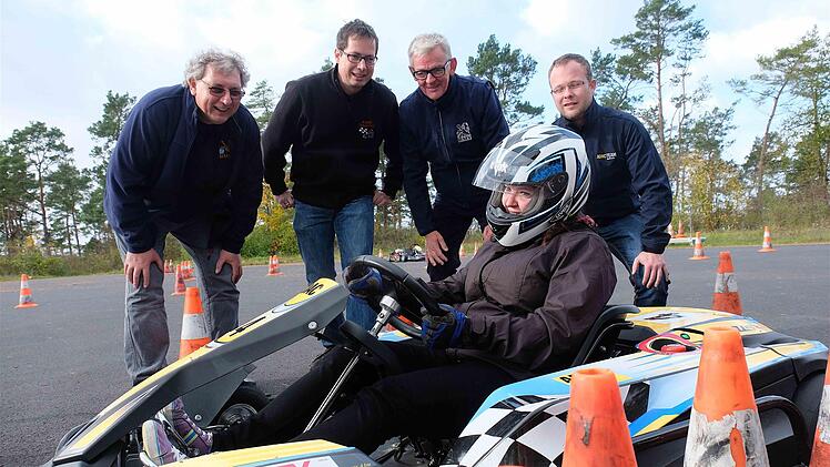 Anne Lehmann fährt gerne in dem E-Kart. Sie wird bewundert von Bernhard Fleischmann, Ralf Deinlein, Ludwig Heining und Sebastian Schelchshorn.  Gerd Schaar