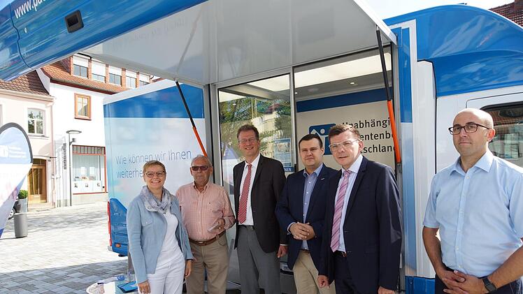 Das Beratungsmobil der UPD macht Station auf dem Viehmarkt. Ralf Brauksiepe (Dritter von links), Patientenbeauftragter der Bundesregierung, die Bundestagsabgeordnete Sabine Dittmar und Bürgermeister Armin Warmuth (Zweiter von rechts) besuchen den Stand. Foto: Guzy