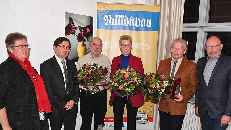 Zum siebeten Mal übergab die Bayerische Rundschau ihren Bürgerpreis. Unser Bild zeigt (von links) stellvertretende Redaktionsleiterin Katrin Geyer, Redaktionsleiter Alexander Müller, die Preisträger Matthias Hahn, Brigitte Seyß und Raimund Ortlieb sowie Regionalverlagsleiter Bernd Seidel. Foto: Ronald Rinklef