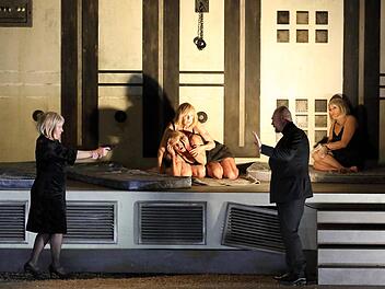 Judith (Nina Stemme, links) befreit die drei entführten Frauen aus der klaustrophobischen Zimmerflucht von Blaubart (John Lundgren).  Foto: Wilfried Hösl/Bayerische Staatsoper