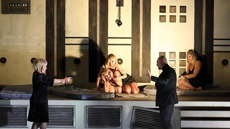 Judith (Nina Stemme, links) befreit die drei entführten Frauen aus der klaustrophobischen Zimmerflucht von Blaubart (John Lundgren).  Foto: Wilfried Hösl/Bayerische Staatsoper