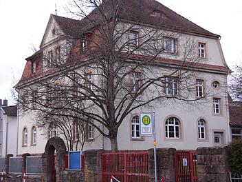 Der künftige Standort für die neugebaute Schule soll im Bereich Riedgraben und Seestraße liegen.  Hier im Bild ist das alte Schulhaus in Garitz. Foto: Benedikt Borst/Archiv