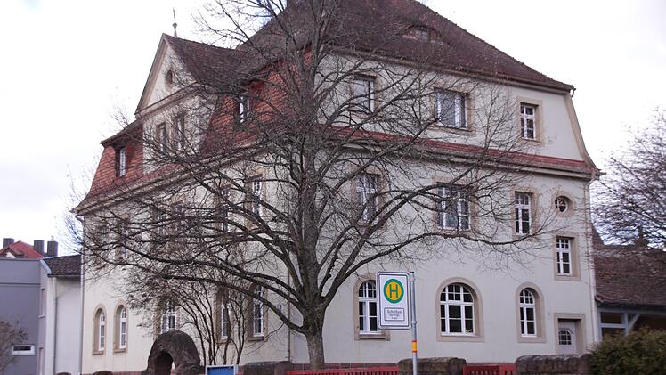 Der künftige Standort für die neugebaute Schule soll im Bereich Riedgraben und Seestraße liegen.  Hier im Bild ist das alte Schulhaus in Garitz. Foto: Benedikt Borst/Archiv