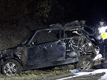 Auto st&uuml;rzt B&ouml;schung herab