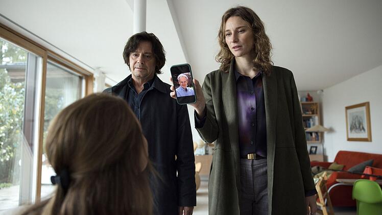 Bei der Befragung der Ehefrau (Friederike Linke, vorne) des entf&uuml;hrten Psychologen Roland Meier zeigen Kriminalpsychologe Thomas Meiberger (Fritz Karl) und Kommissarin Anna Gr&uuml;nwald (Lisa Sch&uuml;tzenberger) ihr das Foto eines weiteren Opfers.