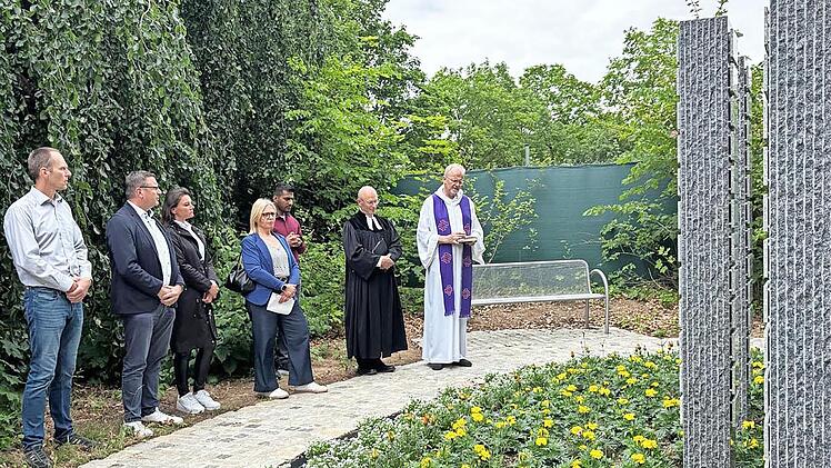 Das teilanonyme Feld auf dem Friedhof wurde eingeweiht (v.&nbsp;l.): Stephan Wenzel (Sachgebietsleiter Friedhofsverwaltung), Herbert Fuchs (Referatsleiter Bau-, Gr&uuml;n- und B&auml;derbetrieb), Nicole Fischer (Amtsleitung Betriebsverwaltung und Friedh&ouml;fe), Mar...