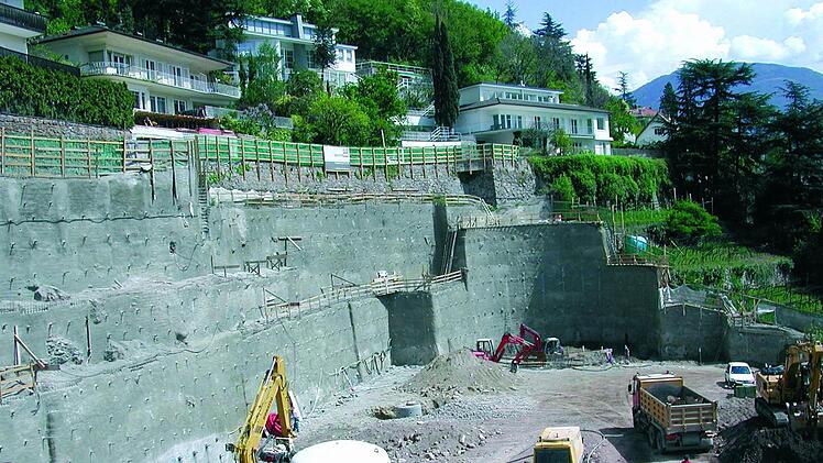 Der Hang in Bozen/Südtirol darf nicht abrutschen. Da sind umfangreiche Berechnungen nötig, die der Computer übernimmt, dank Doster.