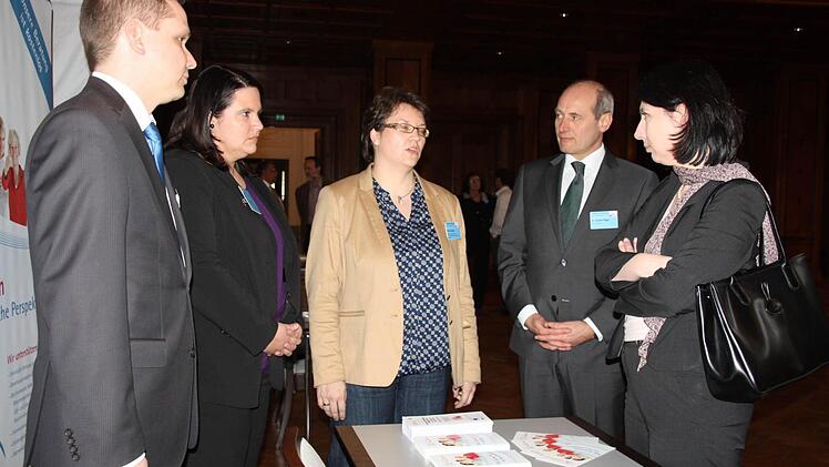 Staatssekretärin Katja Hessel (rechts) mit Invest-in-Bavaria-Chef Johann Niggl beim Team des Gründerzentrums.