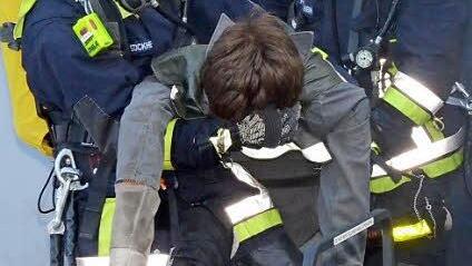 Rettung einer vermissten Person aus der Schlosserei durch Michael Jungkunz (links) und Frank Wich  Fotos: Karl-Heinz Hofmann