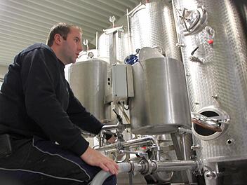 Florian Müller bei der Filtration: Der Wein fließt von einem Tank über eine Filteranlage mit Kieselerde in einen anderen Tank.  Foto: Markus Reeh