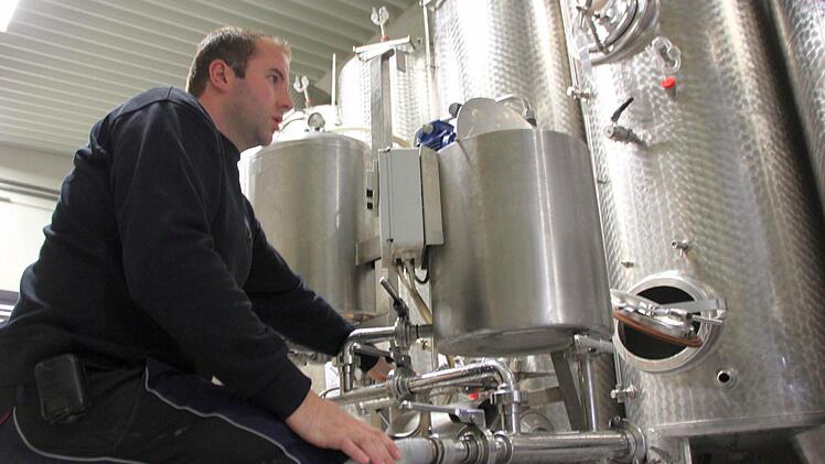 Florian Müller bei der Filtration: Der Wein fließt von einem Tank über eine Filteranlage mit Kieselerde in einen anderen Tank.  Foto: Markus Reeh