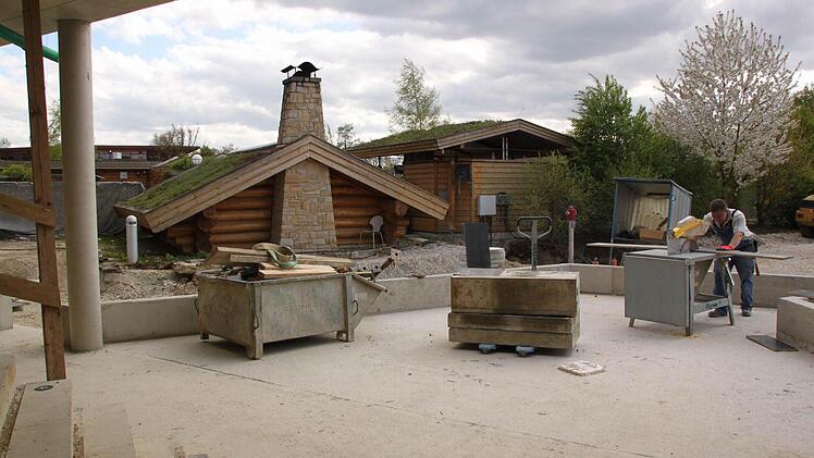 Die Maa-Sauna (links) befand sich bisher am Rand des bestehenden Saunalandes; nun steht mitten in der Baustelle.