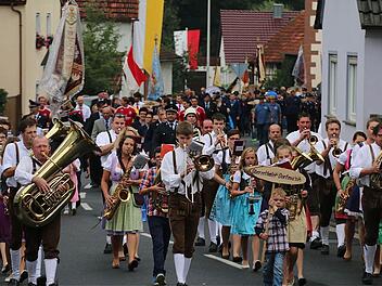 Zum Jubiläum der Obererthaler Feuerwehr gab es einen Festzug durch die Straßen des Dorfes. Fotos: Gerd Schaar
