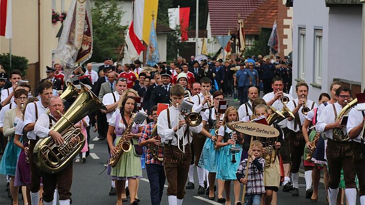 Zum Jubiläum der Obererthaler Feuerwehr gab es einen Festzug durch die Straßen des Dorfes. Fotos: Gerd Schaar