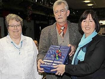 Die stellvertretende Vorsitzende Christine Hammon (rechts) bedankt sich beim scheidenden Vorsitzenden Lothar Eismann mit einem Präsent. Links die neue Vorsitzende Claudia Fabry Foto: Mathias Erlwein
