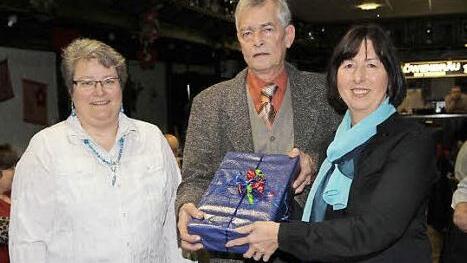 Die stellvertretende Vorsitzende Christine Hammon (rechts) bedankt sich beim scheidenden Vorsitzenden Lothar Eismann mit einem Präsent. Links die neue Vorsitzende Claudia Fabry Foto: Mathias Erlwein