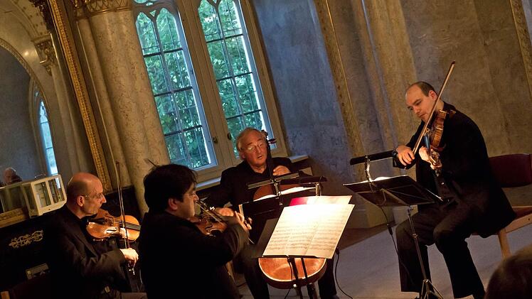 Das Bamberger Streichquartett gastierte im Marmorsaal von Schloss Rosenau (von links): Andreas Lucke, Raul Teo Arias, Karlheinz Busch und Branko Kabadaic.