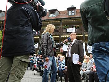 Die BR-Moderatorin Birgit Rosshirt befragt Oberbürgermeister Franz Stumpf vor den protestierenden Senioren. (Foto: Barbara Herbst)