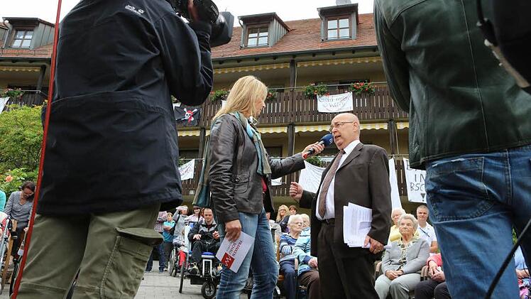 Die BR-Moderatorin Birgit Rosshirt befragt Oberbürgermeister Franz Stumpf vor den protestierenden Senioren. (Foto: Barbara Herbst)