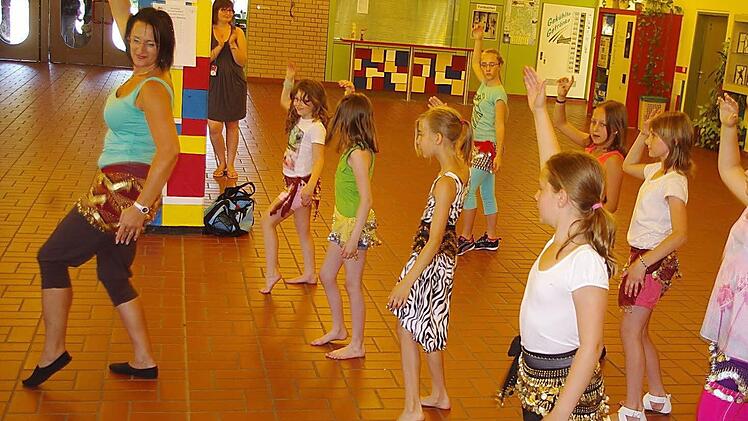 In einem Workshop führte Monika Engelhardt (links) die Fünft- und Sechstklässlerinnen in die Geheimnisse des Bauchtanzes ein.  Foto: Heike Schülein
