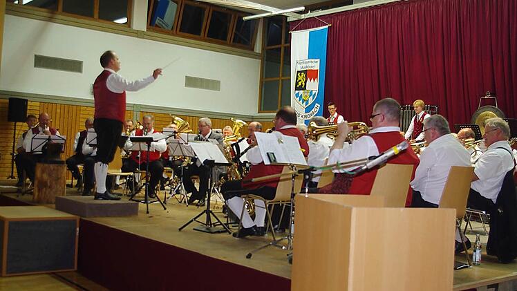 Das "Kreis-Seniorenorchester 50+" begeisterte bei seiner Premiere in Steinberg. Foto: Heike Schülein