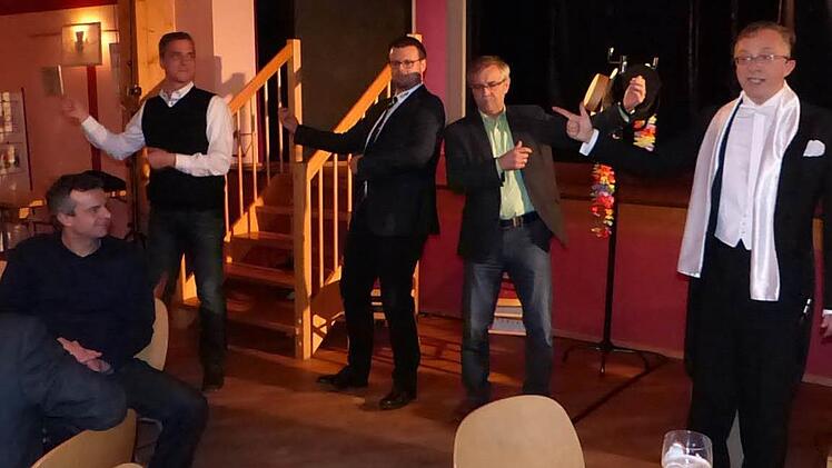 Jürgen Treppner (rechts) zeigte (von links) Jochen, Michael und Klaus, wie man die Luftgitarre beherrscht.