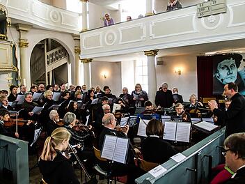 Einen eindringlichen Akzent zum Osterfest setzte die Aufführung der Johannespassion von Heinrich Schütz in der Marienkirche in Gauerstadt. Kirchenmusikdirektor Torsten Sterzik dirigierte die Sängervereinigung Bad Rodach und die Stadtkantorei Hildburghausen sowie das Collegium musicum Hildburghausen.Foto: Jochen Berger