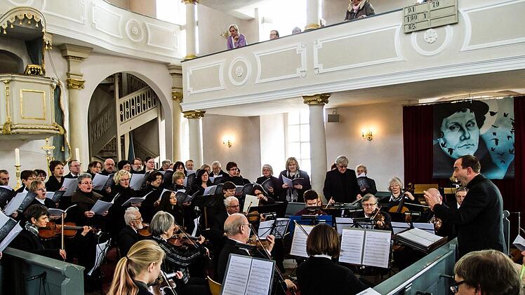 Einen eindringlichen Akzent zum Osterfest setzte die Aufführung der Johannespassion von Heinrich Schütz in der Marienkirche in Gauerstadt. Kirchenmusikdirektor Torsten Sterzik dirigierte die Sängervereinigung Bad Rodach und die Stadtkantorei Hildburghausen sowie das Collegium musicum Hildburghausen.Foto: Jochen Berger