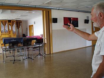 Beim Besuch unseres Reporters im vergangenen Juli zeigte Schulleiter Andreas Wolf die vielen Problembereiche des Gebäudes auf. Hier trifft beispielsweise der Chorraum auf den Orgel-Bereich, getrennt nur durch eine Falttür. Foto: Archiv/Marco Meißner