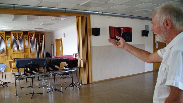 Beim Besuch unseres Reporters im vergangenen Juli zeigte Schulleiter Andreas Wolf die vielen Problembereiche des Gebäudes auf. Hier trifft beispielsweise der Chorraum auf den Orgel-Bereich, getrennt nur durch eine Falttür. Foto: Archiv/Marco Meißner
