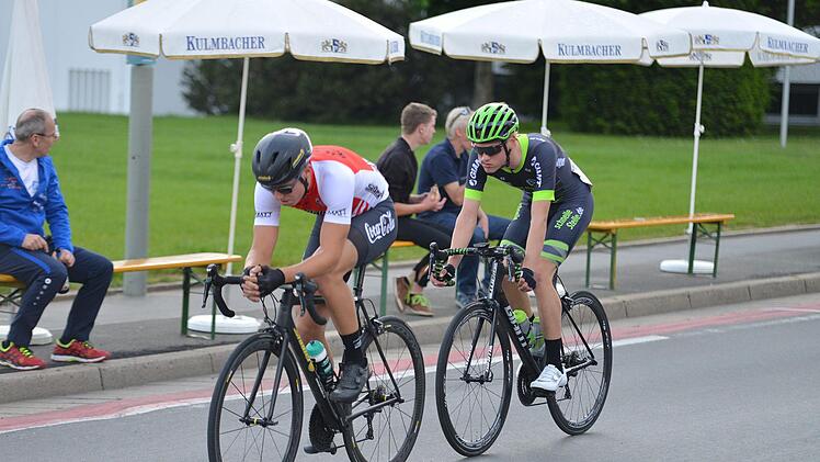 Sieger Peter Förster (links) und Johannes Banzer  (2.) starteten früh einen erfolgreichen Ausreißversuch. Foto: Karl Heinz Weber