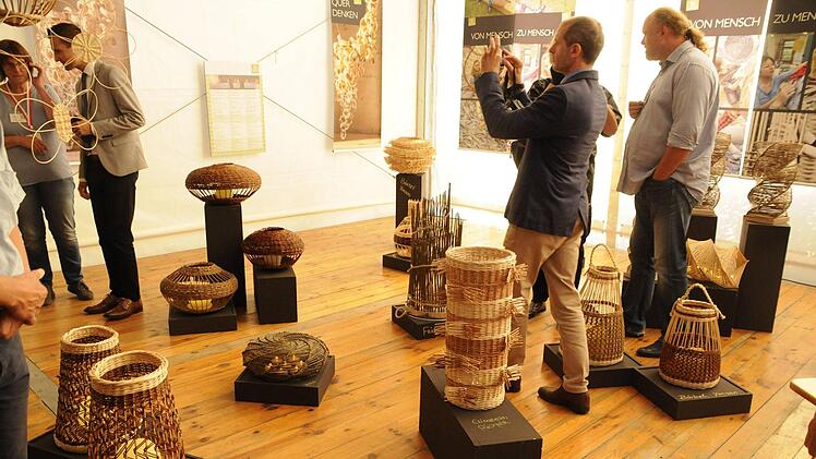 Die Lichtenfels Fachschule gab - ebenso wie die Fachschulen aus Frankreich und Polen - Einblick in die individuellen Wege in Aus- und Weiterbildung und erl&auml;uterten ihre Ausbildungswege im Rahmen von Flechtvorf&uuml;hrungen. Die Exponate der Lichtenfelser Fachschule zogen breite Aufmerksamkeit auf sich.Alicia Vetter