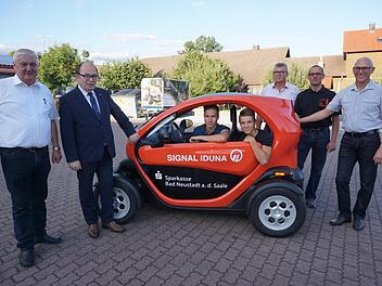 Übergabe des Renault Twizy an die Auszubildenden Henning Küchler und  seinen Bruder Moritz Küchler aus Braidbach. Mit dem Fahrzeug werden sie  die Berufsschule in Bad Kissingen besuchen sowie ihren  Ausbildungsbetrieb. Das Bild zeigt von links: Kreishandwerksmeister  Bruno Werner,  Walter Heußlein (Präsident der Handwerkskammer für  Unterfranken), Geschäftsführer Heinz Tüchert, Michael Werner  (Obermeister der Schreinerinnung) und der stellvertretende  Kreishandwerksmeister  Klaus Engelmann....