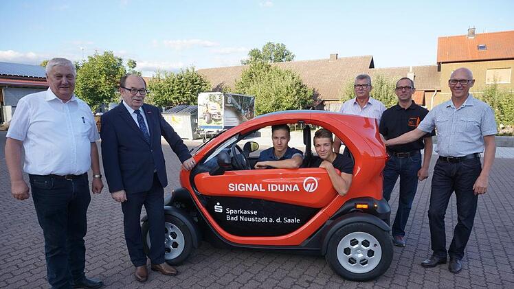 Übergabe des Renault Twizy an die Auszubildenden Henning Küchler und  seinen Bruder Moritz Küchler aus Braidbach. Mit dem Fahrzeug werden sie  die Berufsschule in Bad Kissingen besuchen sowie ihren  Ausbildungsbetrieb. Das Bild zeigt von links: Kreishandwerksmeister  Bruno Werner,  Walter Heußlein (Präsident der Handwerkskammer für  Unterfranken), Geschäftsführer Heinz Tüchert, Michael Werner  (Obermeister der Schreinerinnung) und der stellvertretende  Kreishandwerksmeister  Klaus Engelmann....