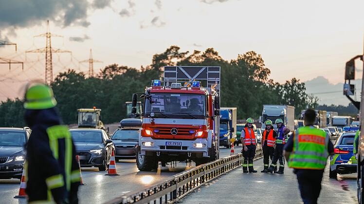 Unfall mit drei Lastwagen auf der A3: Ladung auf der Fahrbahn