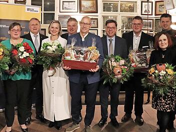 Mathias S&ouml;llner (links) geh&ouml;rt wie (weiter v. links; mit Blumen) Heike Kunzelmann, Beate Kuhn, Manfred Neumeister, Thomas Nagel, Holger Grie&szlig;hammer, Stefan Fr&uuml;hbei&szlig;er und Christina Flauder nicht mehr zum Bezirkstag.